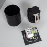 Spot encastrable carré gris avec boîtier cylindrique et transformateur apparent