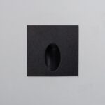 Balise murale encastrable noire carrée avec ouverture ovale, finition texturée pour éclairage extérieur