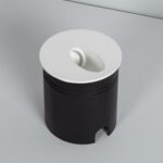 Balise murale encastrable ronde, cadre blanc et corps cylindrique noir pour éclairage extérieur