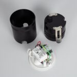 Balise murale encastrable démontée, cylindre noir, base blanche avec driver LED et fixation métallique