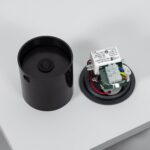 Balise murale encastrable noire cylindrique, boîtier et module électronique LED visibles