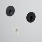 Balise murale encastrable ronde grise, noire et blanche pour extérieur avec ouverture ovale dirigée vers le bas