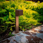 Balise sur pied solaire carrée en métal brun, tête cube, éclairage LED pour bordure de jardin