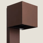 Balise sur pied extérieure marron cubique, tête carrée montée sur mât