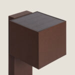 Balise solaire sur pied carrée marron avec panneau solaire intégré sur le dessus