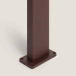 Balise solaire métallique marron, pied carré avec platine de fixation et trous pour vis