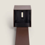 Balise sur pied solaire marron en aluminium, corps rectangulaire avec LED