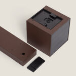 Balise solaire démontée en aluminium marron, socle cubique et poteau rectangulaire à assembler