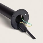 Balise extérieure cylindrique noire en métal, bride de fixation avec bornier et câble de terre apparent