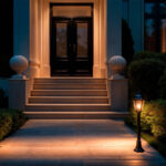 Balise extérieure noire en métal, mât sur pied avec lanterne à lumière ambre pour allée