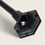 Balise sur pied noire, socle hexagonal en plastique avec connecteur électrique visible