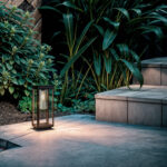 Balise extérieure sur pied, cadre métal sombre et panneaux en verre, éclairage LED chaud, design rectangulaire bas