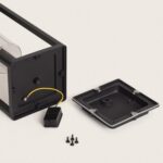 Balise extérieure sur pied noire en aluminium, corps rectangulaire, socle ouvert avec câblage et vis