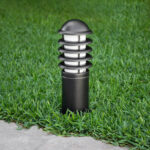 Balise extérieure noire en métal avec diffuseur blanc et anneaux horizontaux sur pied 40 cm