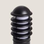 Balise sur pied noire en métal, coiffe ronde et anneaux horizontaux pour éclairage extérieur