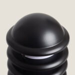 Balise extérieure sur pied noire, finition mate en métal, tête cylindrique à lames pour éclairage diffus