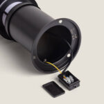 Balise sur pied noire en métal cylindrique, fond ouvert avec boîtier de connexion et câblage visible