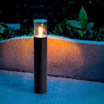 Balise sur pied noire en aluminium avec diffuseur en verre cylindrique et ampoule visible