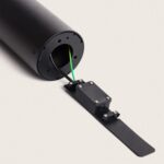 Balise sur pied noire cylindrique en aluminium, base ouverte avec câbles et platine de fixation au sol