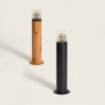 Balise sur pied cylindrique, finitions bois et noir, globe en verre transparent avec ampoule visible, base de fixation au sol