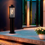 Balise sur pied noire cylindrique avec lanterne vitrée et croisillons métalliques