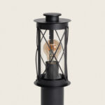 Balise sur pied noire en métal, lanterne cylindrique à verre transparent avec croisillons et ampoule visible