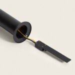 Balise sur pied noire en métal, cylindre 50 cm, câbles visibles et platine de fixation