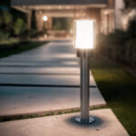 Balise sur pied acier inoxydable, fût cylindrique et tête lumineuse carrée, fixation sur platine