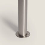 Balise sur pied en acier inoxydable brossé avec platine de fixation ronde