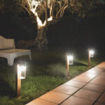 Balise sur pied en acier inoxydable et verre, éclairage allée de jardin à lumière diffuse