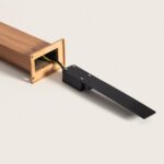 Balise sur pied fini bois brun avec câble apparent et platine de fixation métallique noire