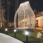 Balise extérieure sur pied noire éclairée, mât cylindrique métallique, installation au sol sur pelouse