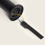 Balise extérieure sur pied noire en aluminium, cylindre, base de fixation ronde, plaque de montage et câbles électriques visibles