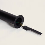 Balise sur pied noire en aluminium cylindrique avec bride de fixation à visser et câbles électriques apparents