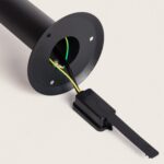 Balise extérieure noire cylindrique avec platine de fixation, câblage et connecteur visible