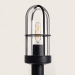 Balise sur pied noire, globe en verre et grille métallique, ampoule filament visible