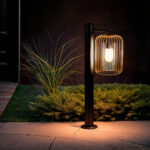 Balise sur pied noire, poteau métal et cage dorée, éclairage chaud, hauteur 60 cm