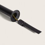 Balise extérieure noire en acier, pied cylindrique 60 cm avec bride de fixation et câbles apparents