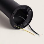 Balise sur pied cylindrique noire en métal, base de fixation visible avec câbles électriques exposés