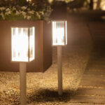 Balise sur pied blanche 68 cm avec lanterne en verre translucide