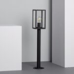 Balise sur pied noire, structure métal, lanterne vitrée rectangulaire et pied cylindrique