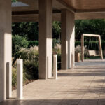 Balise extérieure sur pied blanche cylindrique, fixation au sol, finition lisse pour cheminement extérieur