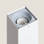 Balise extérieure blanche sur pied, corps rectangulaire avec douille d'éclairage encastrée