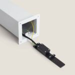 Balise extérieure blanche sur pied, tube carré avec câblage apparent et platine de fixation