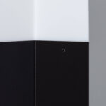 Balise extérieure noire à diffuseur blanc, corps métallique rectangulaire avec trou de fixation