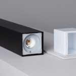 Balise extérieure rectangulaire noire en métal mat, intérieur blanc et douille visible