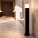 Balise sur pied extérieure noire, colonne carrée avec diffuseur opalin blanc, fixation au sol