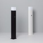 Deux balises sur pied rectangulaires, une noire et une blanche, diffuseur translucide et base de fixation au sol