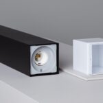 Balise extérieure rectangulaire noire, intérieur blanc avec douille d'ampoule visible