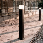 Balise sur pied noire rectangulaire en métal avec diffuseur lumineux carré